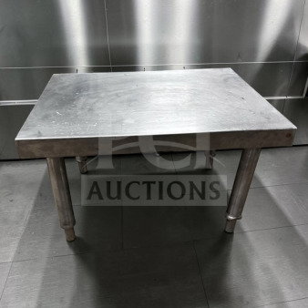Heavy duty stainless steel commercial equipment stand, 24”x18”x15”, in top-tier condition. Ideal for heavy-duty use.