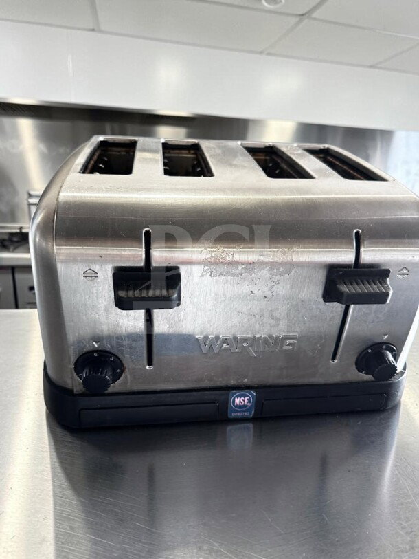 Waring WCT708 commercial four-slice pop-up toaster in outstanding condition, 120V, NSF and UL listed, fully tested.