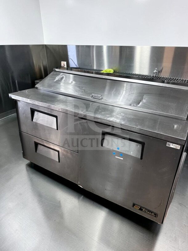True TSSU-60-16D-2 refrigerated sandwich prep table in excellent condition; features one right door and two drawers, NSF & UL listed.