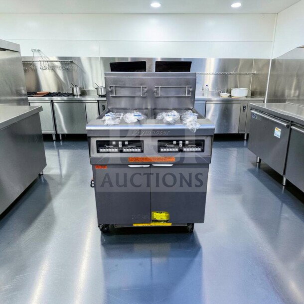 Frymaster FPP245 commercial gas fryer, split pots design, built-in filtration, prime condition, operational, model FRY-L-BAT-0938.