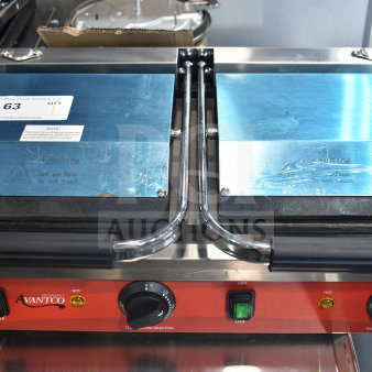 BRAND NEW SCRATCH AND DENT! 2023 Avantco 177PG400S Commercial Dual Panini Sandwich Grill with Smooth Plates and 19 5/8" x 9 1/8" Cooking Surface. 120 Volts, 1 Phase. Tested and Working!