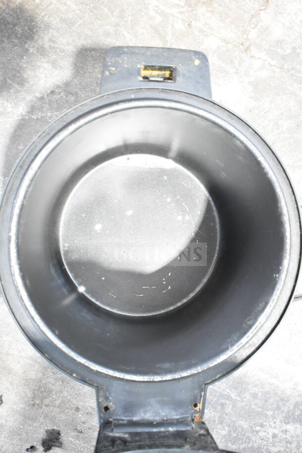 Winco RW-S451 Countertop Electric Rice Warmer, interior view. Model in good condition, 120 volts, 1 phase.