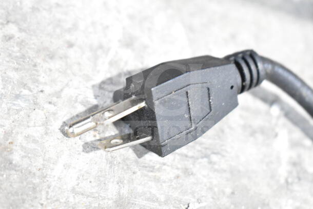 Close-up image of a plug for the Winco FW-S500 Countertop Food Warmer. 120 Volts, 1 Phase.