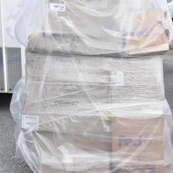 Pallet of 28 new scratch and dent items, wrapped in plastic. Includes pizza screen, portion spoon, pie pan, mason jars.