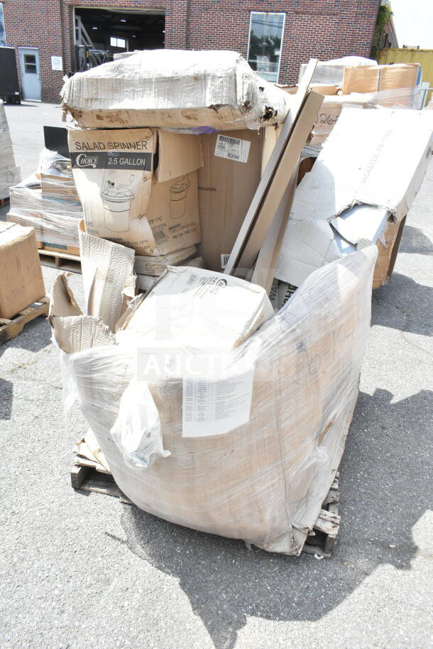 Pallet of 9 new scratch and dent items, including containers, lids, and a 2.5-gallon salad spinner, with visible packaging wear.