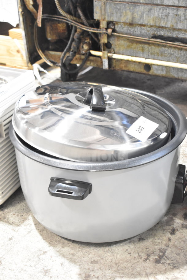 Brand new Avantco 177RCB124 electric rice cooker, 124 cup capacity, 240V, removable lid, minor scratches/dents.