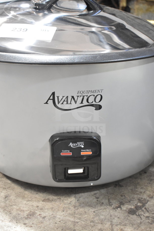 Avantco 177RCB124 electric rice cooker, 124 cup capacity, new scratch and dent, silver with removable lid, 240 volts.