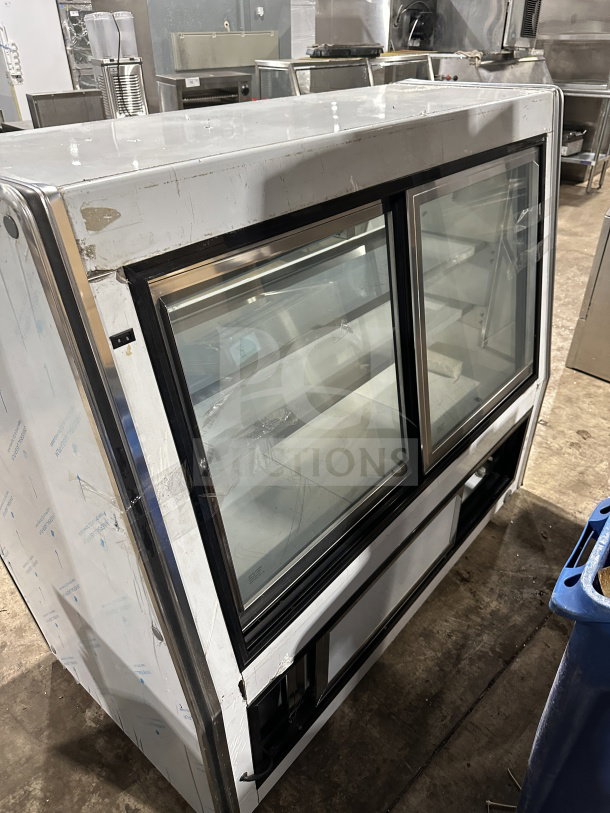 Leader ERHD60ESR 60" stainless steel deli display, slanted glass, adjustable shelves, storage, sliding rear doors. Model: ERHD60ESR.