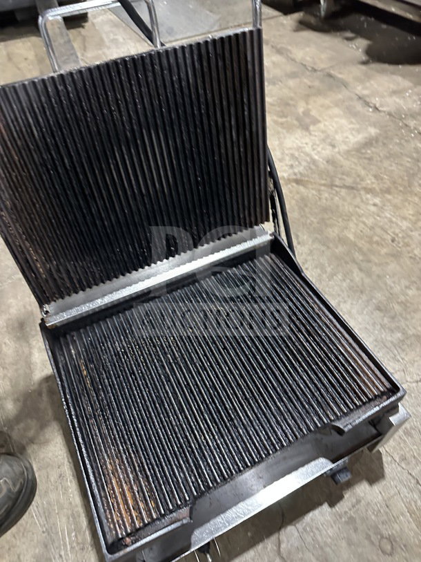 Cecilware SG1LG120 commercial panini press with grooved grates, thermostatic control, stainless steel, 120V, side handles.