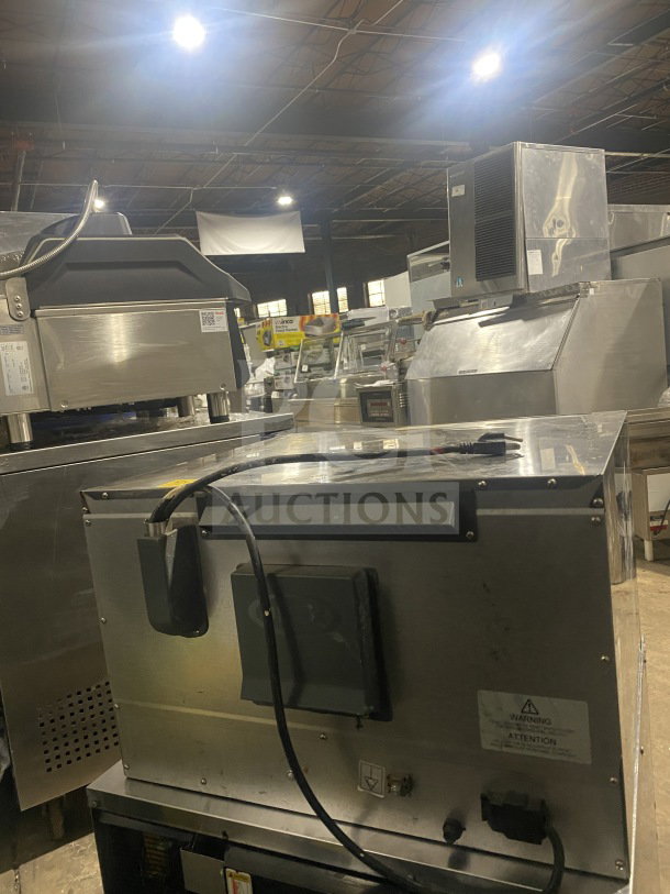 Unox Cadco Lisa Series XAF013 convection oven, half-size, 3 pan capacity, metal racks, 120V, slight wear visible, SN: 20160008756.