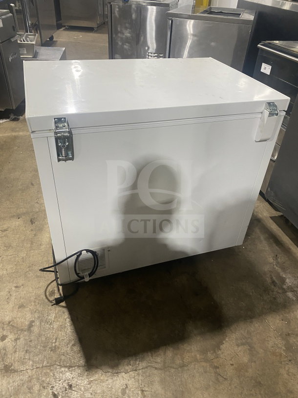 2019 Continental CE-FR091 chest freezer, white solid lid, electric, 115V. Model: CEFR091, SN: 0519000038. Excellent condition.