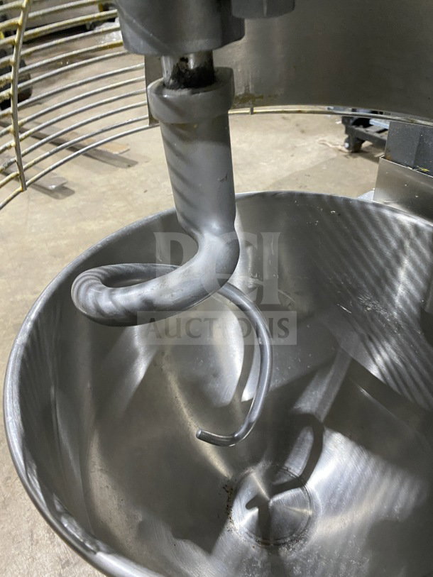 Avantco 177MX30H 30QT stainless steel planetary stand mixer, electric 120V, visible spiral dough hook, in good condition.