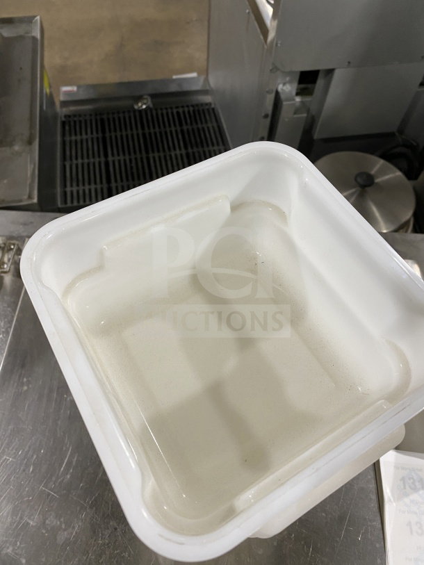 Thunder Group 2Qt square food storage container, model PLSFT002TL, translucent polypropylene, new condition.