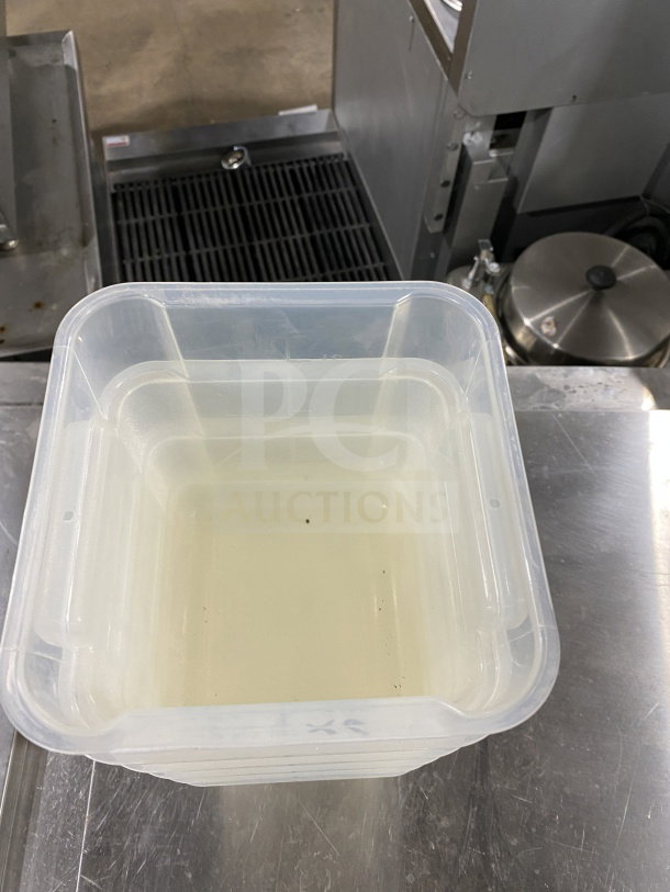 Thunder Group 4Qt translucent polypropylene food storage container, model PLSFT002TL, new condition.