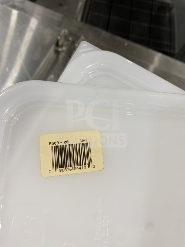 Rubbermaid Commercial plastic container cover, model 6509-00-WHT, with barcode. Durable, suited for storage needs.