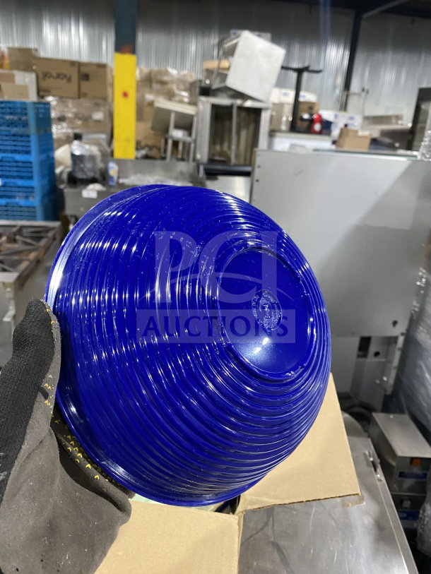 Cambro 8" blue polycarbonate Camwear bowl, model RSB8CW148, 1.65 qt capacity, excellent condition with logo marking.
