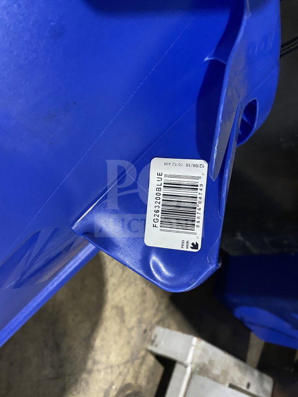 Rubbermaid BRUTE Blue 32 Gal. Trash Can, Model FG263200BLUE, new condition, visible barcode label.