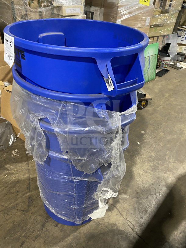 Brand new Rubbermaid BRUTE Series blue 32-gallon trash can, model FG263200BLUE, wrapped in plastic, excellent condition.