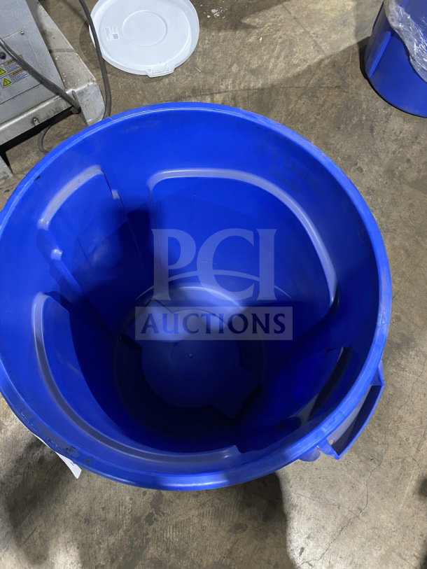 Rubbermaid BRUTE Series 32 Gal. Blue Trash Can, Model FG263200BLUE, commercial grade, brand new condition.