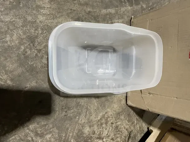 Araven transparent food storage bin, ideal for sugar or flour. Durable plastic, marked with volume indicators. Auction set of 12.