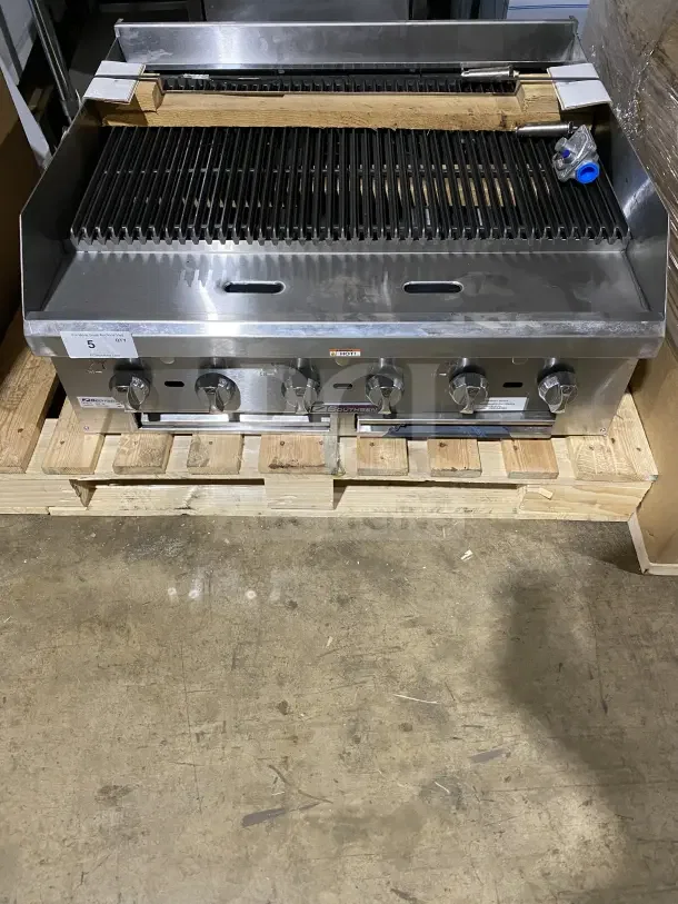 Brand new Southbend HDC36 commercial stainless steel gas char broiler grill, features back and side splashes, mint condition.