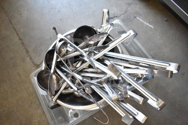 57 assorted kitchen items including ladles, bowls, and poly drop-in bin in good condition. Bulk auction lot.