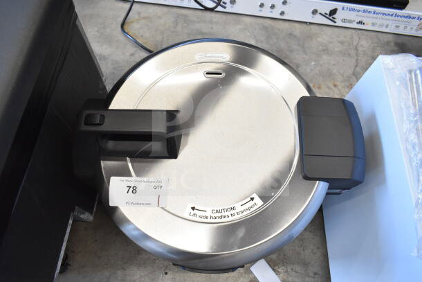 Brand new Avantco 177RCSB90 electric rice cooker, 90 cup capacity, hinged lid, 240V, 1 Phase, scratch and dent model.