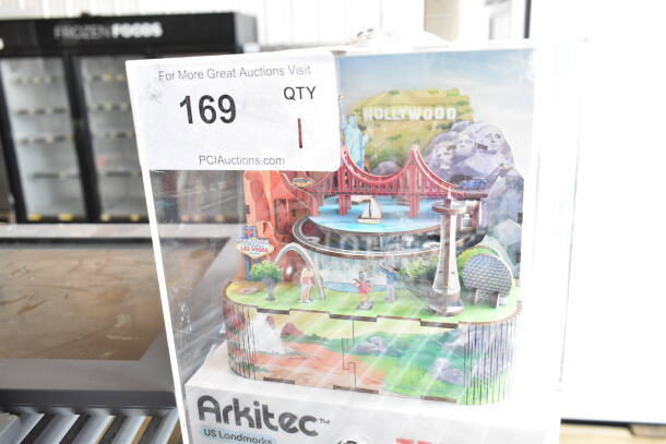 Arkitec Display Unit featuring US landmarks like Golden Gate Bridge and Space Needle, in original packaging, like-new condition.