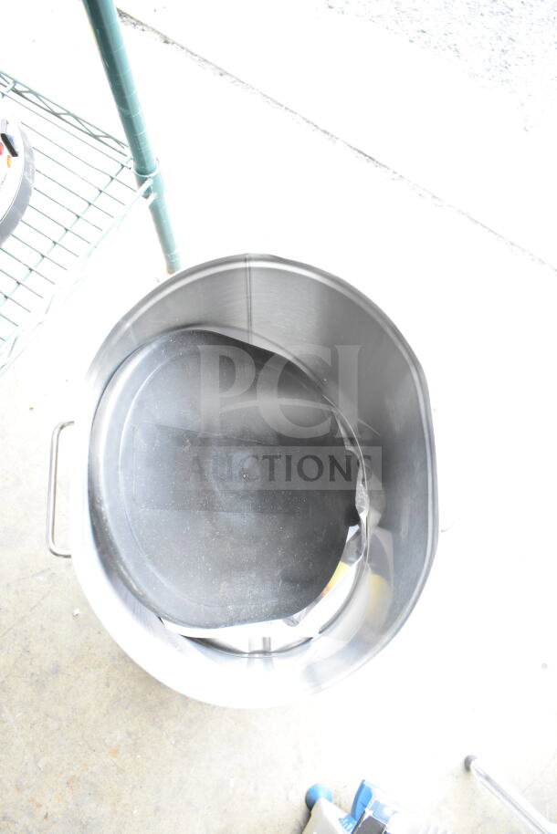 Bunn TDO-5 5-gallon iced tea dispenser, brand new with solid plastic lid, visible minor scratches and dents.