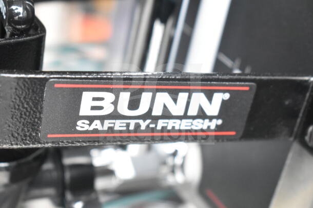 Bunn 20950.0004 1.5GPR-FF coffee server, brand new, with fast flow faucet, top handles, safety-fresh label.