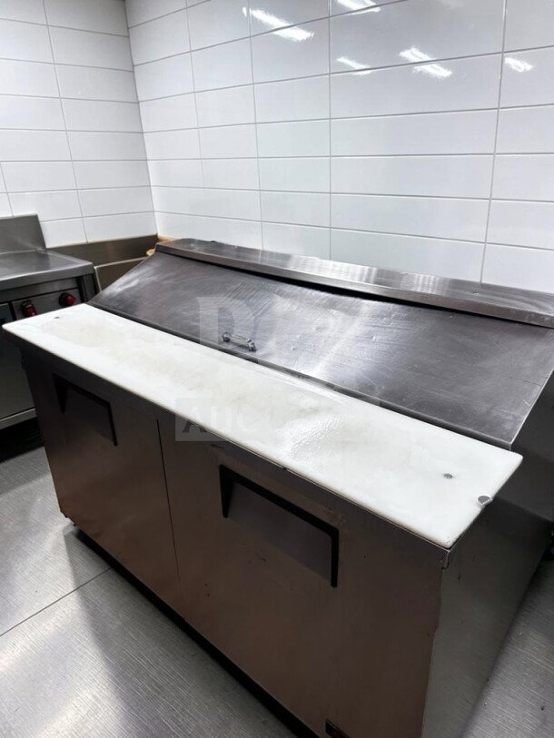 True TSSU-60-16 refrigerated prep table, 60", 16 pan capacity, stainless steel, fully operational, NSF & UL listed.