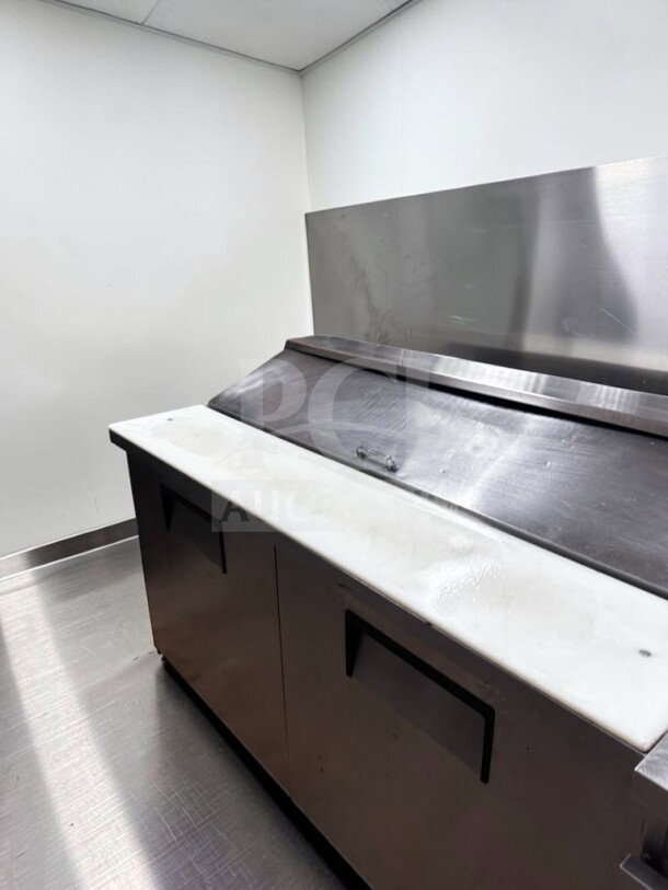 True TSSU-60-16 refrigerated prep table, 60", with 16 pan capacity. Stainless steel, fully operational, NSF & UL listed.