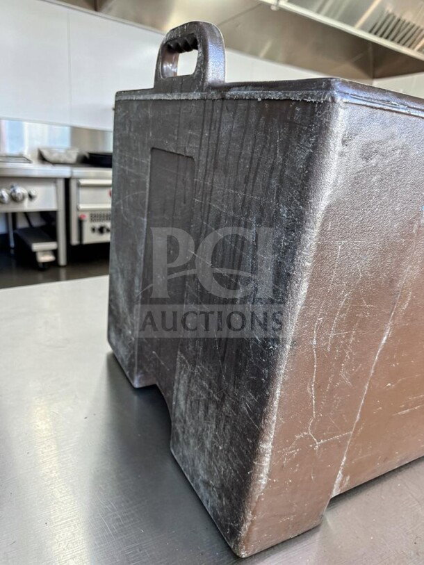 Immaculate Carlisle PC300N01 Cateraide, brown, 5-pan capacity, insulated food pan carrier. NSF Listed; ready for use.