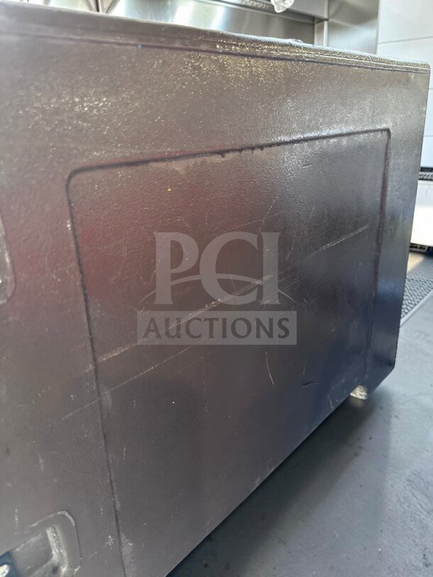 Carlisle PC300N01 Cateraide brown food pan carrier, 5-pan capacity, insulated, immaculate condition, NSF listed.