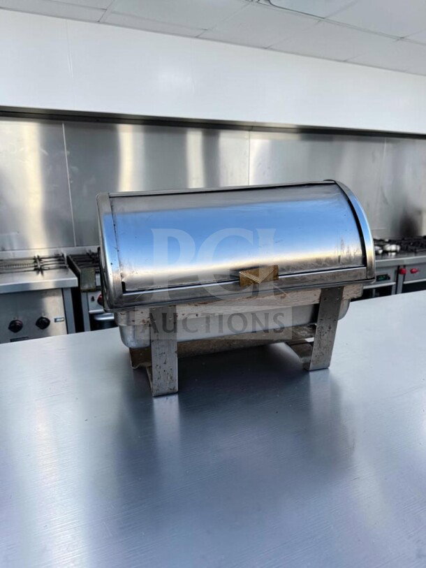 Stainless steel roll-top chafing dish, 8 Qt. capacity, in superb condition with removable food pan, ready for service.