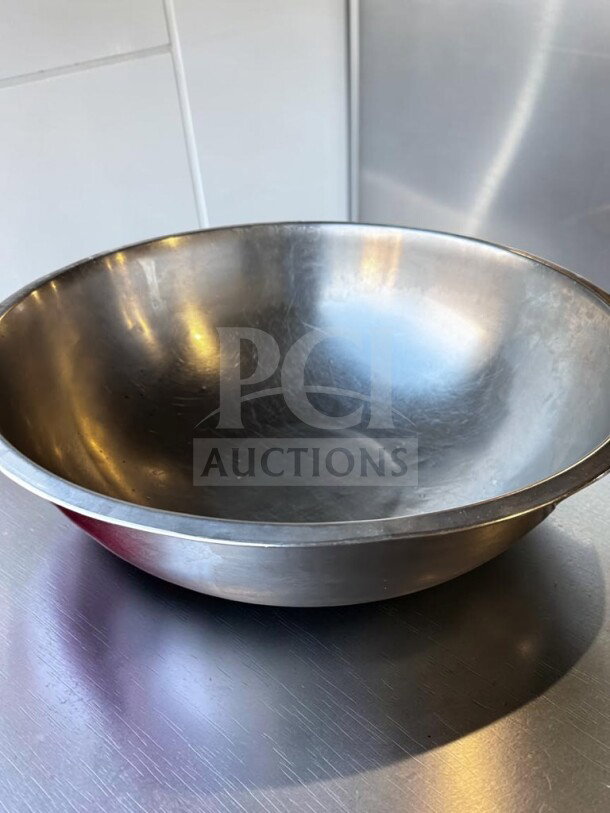 21" stainless steel mixing bowl, excellent condition, heavy-duty design, inspected, unbranded, large-capacity for commercial use.