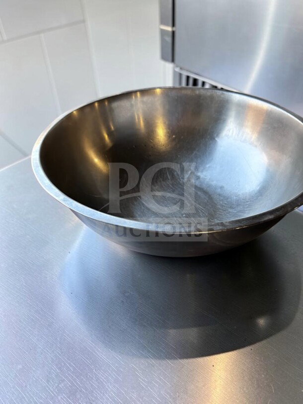 21" stainless steel mixing and salad bowl in excellent condition, heavy-duty, large-capacity design, fully inspected.