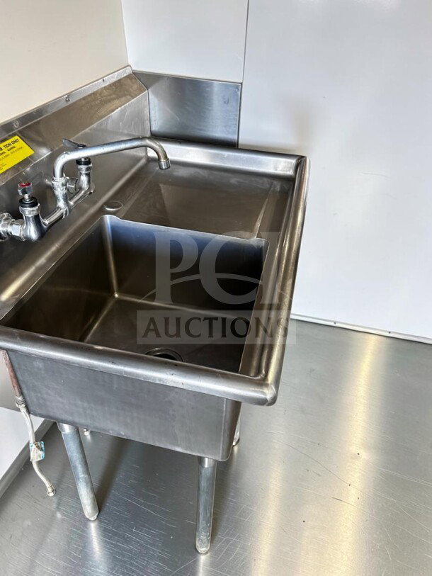 Premium condition Green World by Turbo Air TSA-1-12-R1 one-compartment sink, 39", 18"×18"×12" bowl, right drainboard, NSF certified.