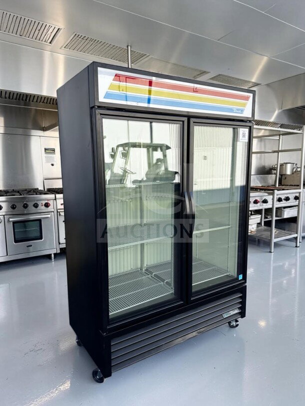 True GDM-49F-HC~TSL01, 54 1/8" two-glass-door merchandiser freezer, 44.7 Cu. Ft., LED, ENERGY STAR®, prime condition.