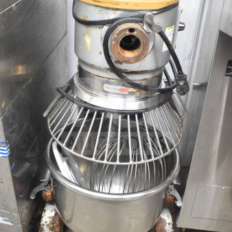 Anvil MIX7120 commercial planetary dough mixer with bowl, guard, whisk, and paddle. 115V, 1 Phase. Some rust visible.