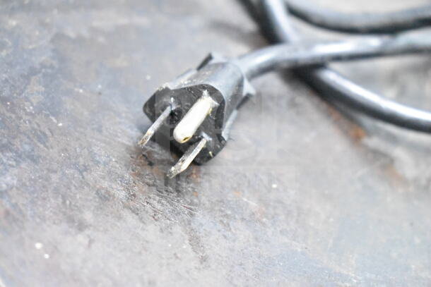 Avantco 177EG16N electric griddle power plug, 120V, 1 Phase. Slight wear visible on the plug surface.