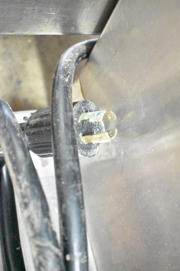 Close-up of a power plug for the 2019 Bunn IC3-DBC Commercial Iced Tea Machine, 120/208 Volts, 1 Phase.