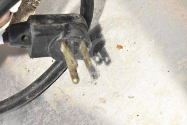 2017 True TFP-32-12M Sandwich Prep Table, missing lid, 115 volts, 1 phase. Power cord shown, needs cleaning.