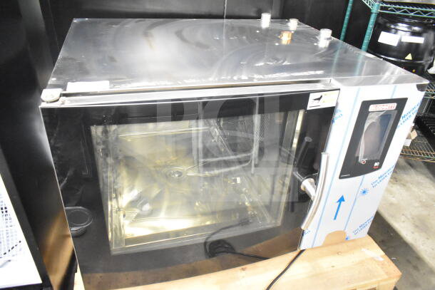 Brand new Blodgett BCT62/KPE-gas 2.06 combi convection oven. Natural gas powered. Some scratches, high-quality steel exterior.