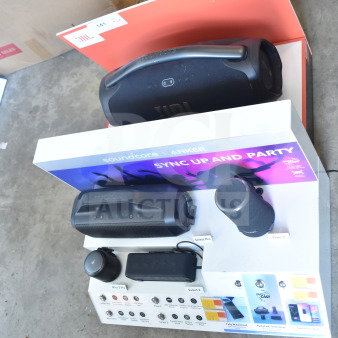 2-store display with JBL Boombox 3 speaker and Soundcore speakers. Features models like Flare 2, Select Pro, Max 3 Pro.