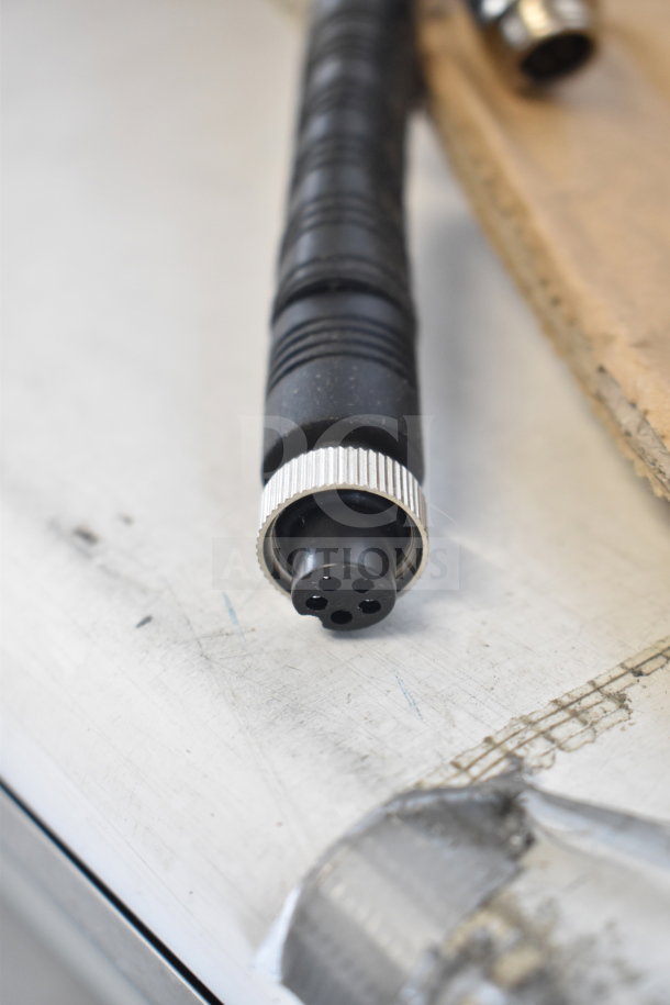 Box of 10m black cable with a 4-pin connector. It features a durable rubber coating and metallic connector.