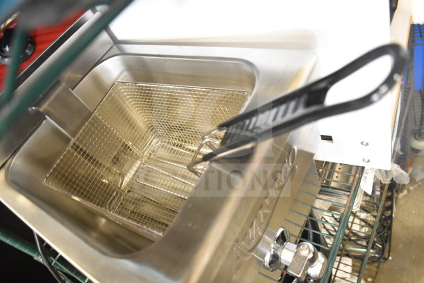 BRAND NEW Avantco 177F200 15 lb. Medium-Duty Electric Countertop Fryer, 208-240V, 1 Phase; minor scratches; stainless steel.