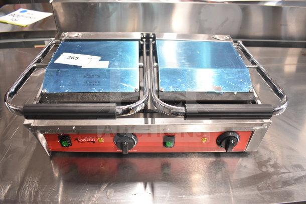 Avantco 177PG400S Dual Panini Grill, smooth plates, 19 5/8" x 9 1/8" surface, 120V, new with minor scratches.