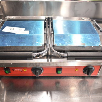 Avantco 177PG400S Dual Panini Grill, smooth plates, 19 5/8" x 9 1/8" surface, 120V, new with minor scratches.