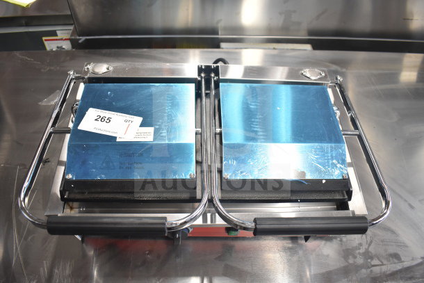 Brand new Avantco 177PG400S commercial dual panini grill. Smooth plates, 19 5/8" x 9 1/8" surface, 120V. Scratch and dent.